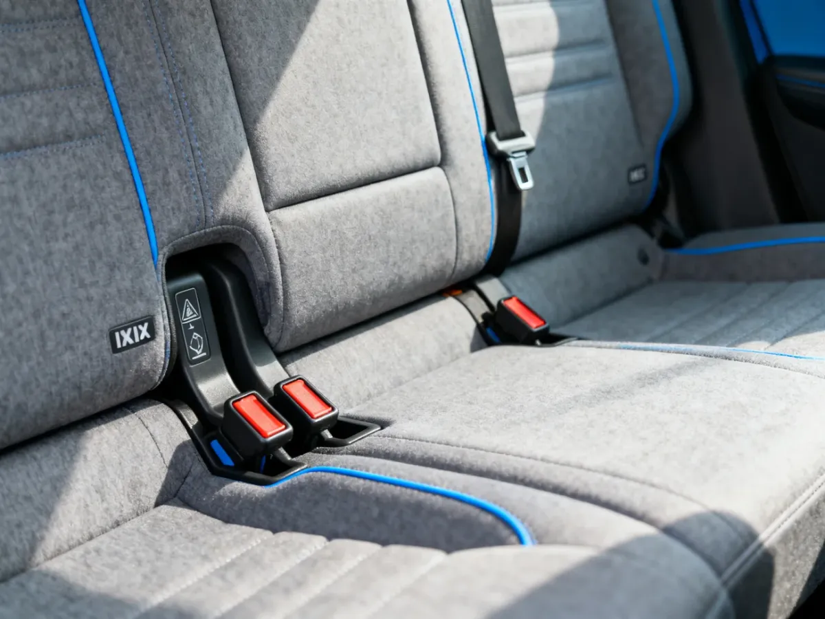 Baza fotelika dziecięcego zamocowana na punktach ISOFIX w samochodzie
